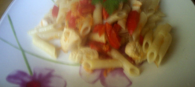 Паста с курицей и овощами