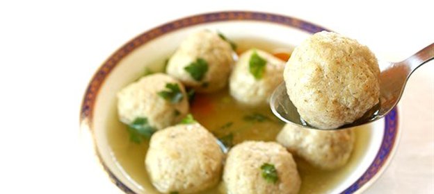 Бульон куриный с клецками из мацы