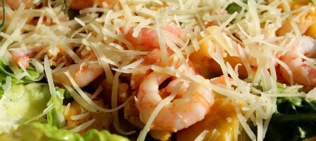 Салат цезарь с креветками