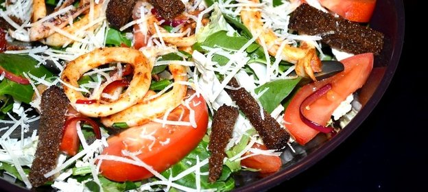 Салат с морскими гадами и гренками из бородинского хлеба
