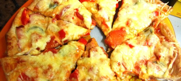 Тонкая пицца с салями, помидорами и сладким перцем