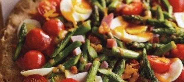 Пицца с помидорами, спаржей, ветчиной и яйцами