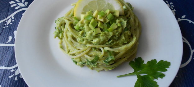 Спагетти с авокадо и лимоном