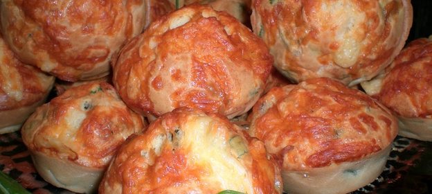 Сырные маффины с зеленым луком