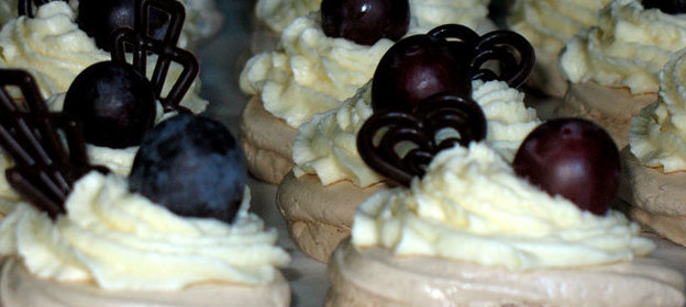 Пирожное Кофейное безе с кремом из яичного ликёра и виноградом