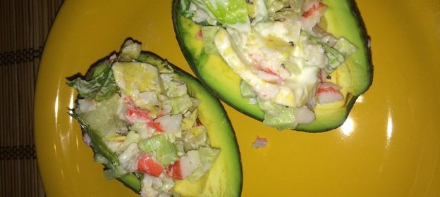 Лодочки из авокадо с овощами и крабовыми палочками