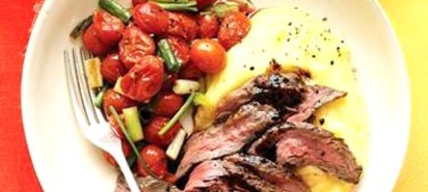 Стейк с полентой и жареными помидорами