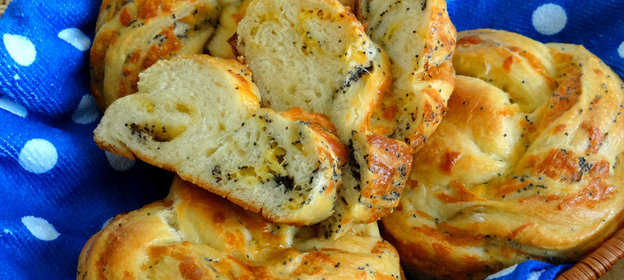 Сырные слоёные булочки с маком
