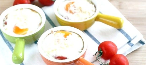 Яичница с креветками и помидорами