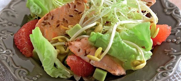 Салат из морской форели с имбирно-грейпфрутовой заправкой