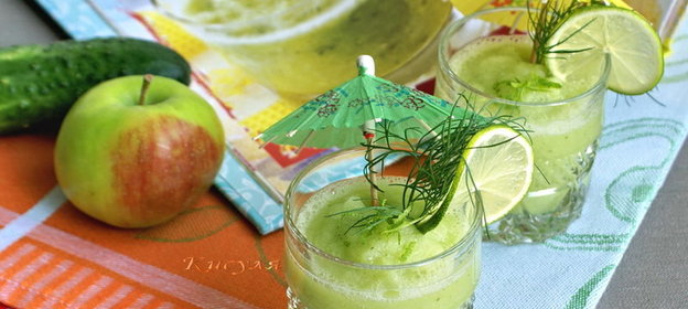 Зелёный смузи с огурцом и яблоком