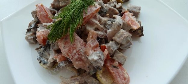 Салат Цезарь с майонезом и помидорами