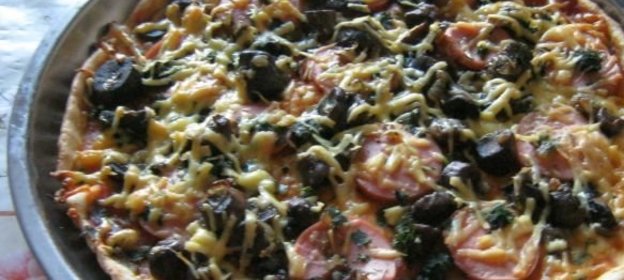 Пицца с сардельками и грибами