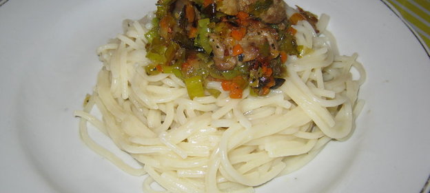 Свининка в бульоне с пореем и морковью