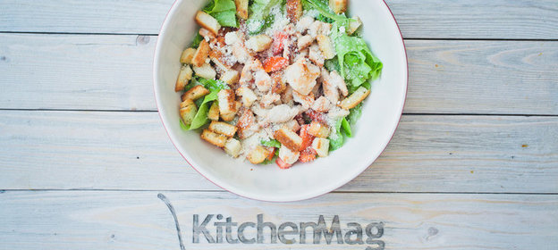 Классический салат цезарь с курицей за 25 минут