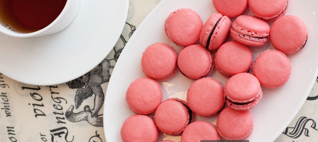 Малиновые макаронс