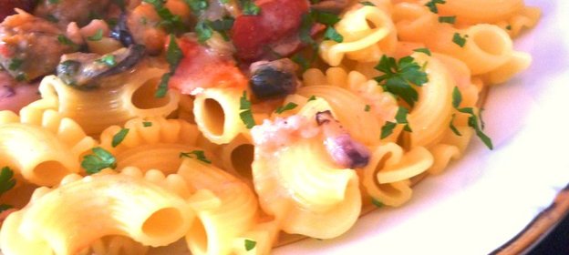 Паста с соусом из морского коктейля