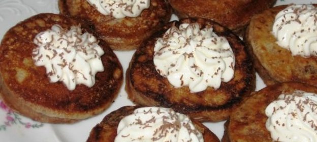 С солеными огурцами и яйцом