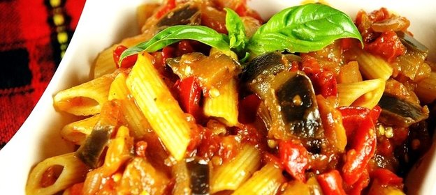 Паста с баклажаном и помидорами