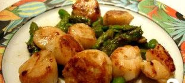 Морские гребешки с зеленой спаржой и пармезаном