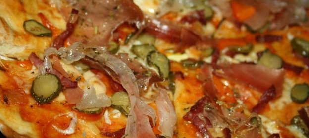 Открытый пирог-пицца с маринованными огурцами, болгарским перцем, хамоном, колбасой и сыром сулугуни