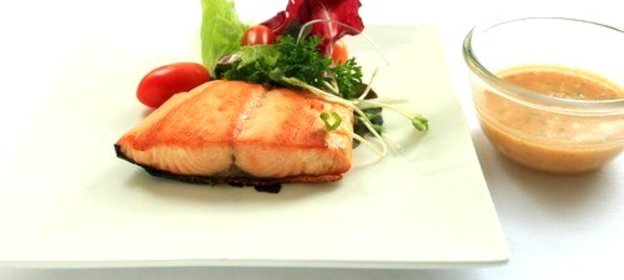 Маринованный лосось в саке и васаби с ароматным соусом