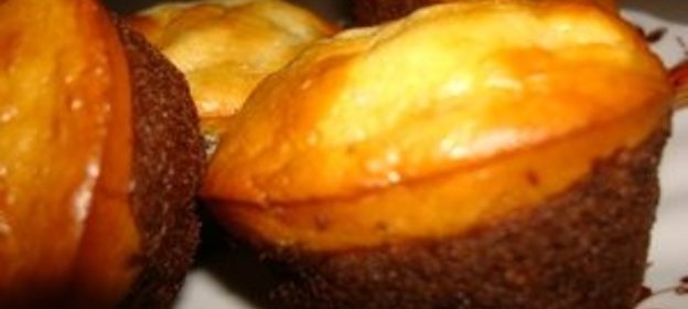 Шоколадные маффины под сливочной шапочкой