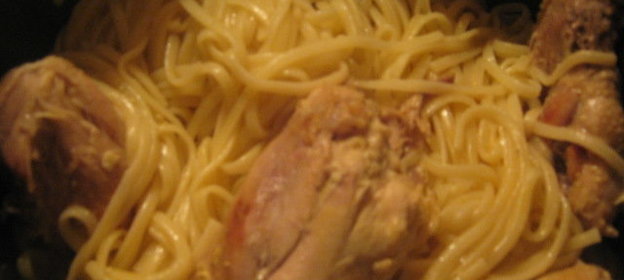 Курица в сметанном соусе со спагетти