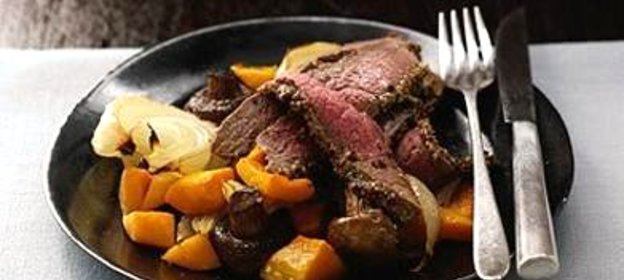 Стейк с грибами и сквошем