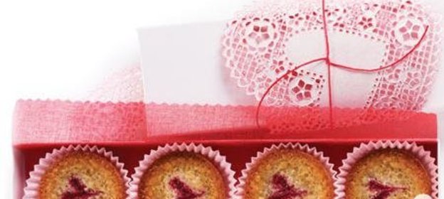 Финансье с малиной и миндалем