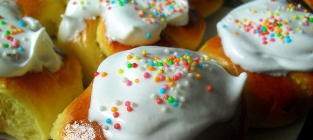 Шафрановые булочки с белковой глазурью