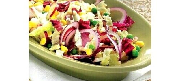 Салат из пекинской капусты с зеленым горошком