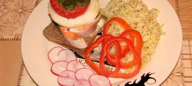 Стейк из форели на подушке из черного хлеба под соусом песто с рисом