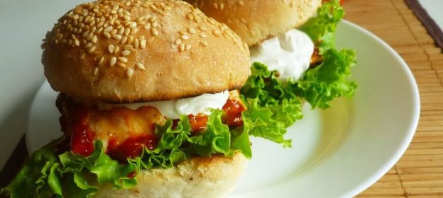 Бургер с курицей и соусом из голубого сыра
