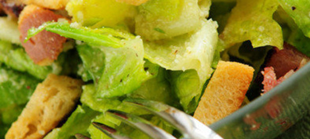 Салат цезарь с беконом