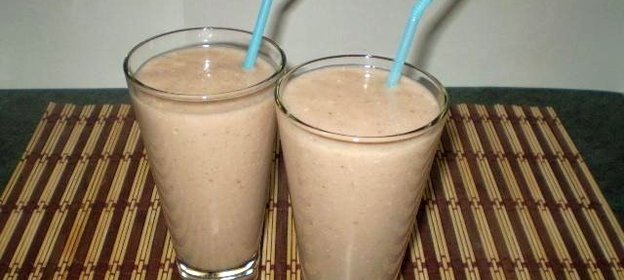 Смузи с бананом и земляникой