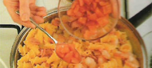 Макароны в соусе из креветок