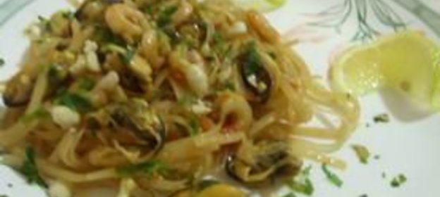 Рисовая лапша с креветками и мидиями