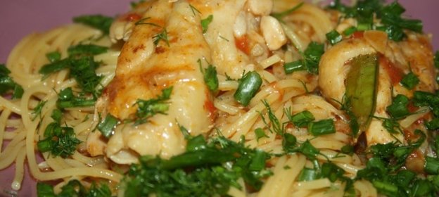 Спагетти с куриными бедрышками и томатным соусом с зеленым горошком