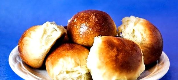 Дрожжевые булочки с кунжутом