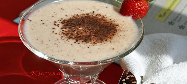 Смузи Банан с мёдом и клубникой