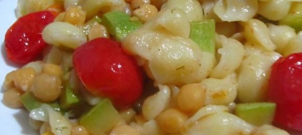 Макароны с нутом, кабачками и помидорами