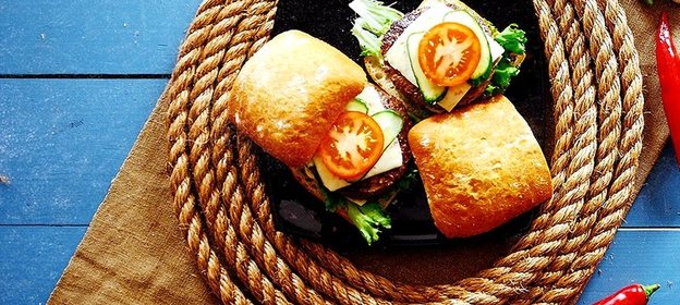 Бургер из мраморной говядины в чиабатте