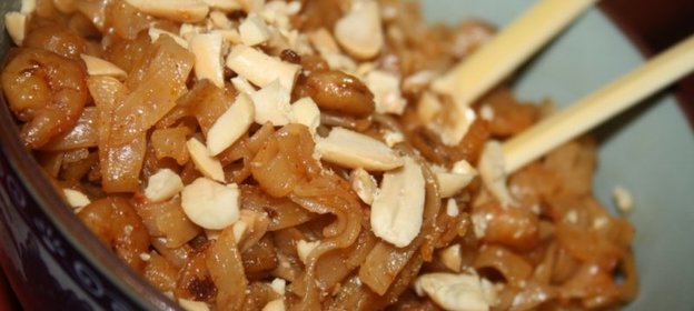 Лапша с креветками и арахисом в тайском стиле