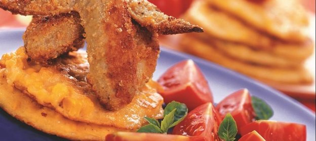 Куриные крылышки с кукурузными оладьями