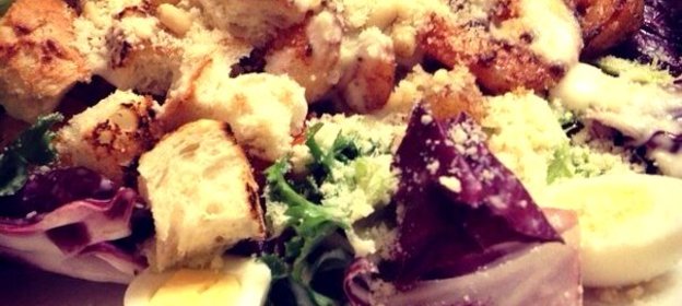 Салат «Цезарь» с креветками и перепелиными яйцами