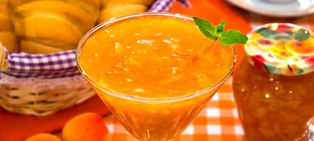 Абрикосовый джем с миндальными лепестками