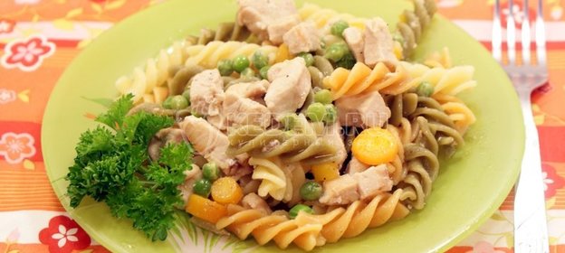 Курица с цветными макаронами и зелёным горошком
