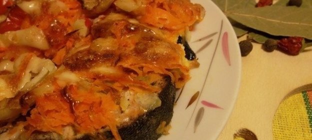 Стейки горбуши, запеченные с овощами