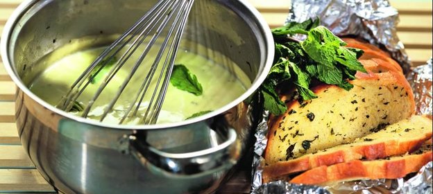 Суп из авокадо с мятой и мятными хлебцами